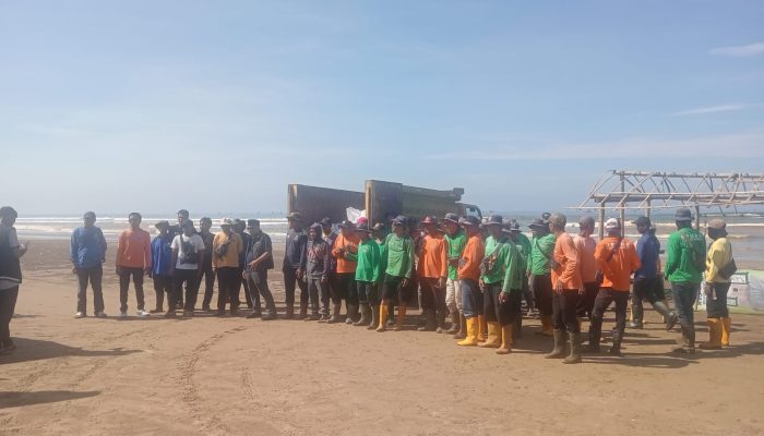 Pengelola Wisata Pantai Bagedur Gelar Aksi Bersihkan Sampah Bersama UPTD SDA Banten 