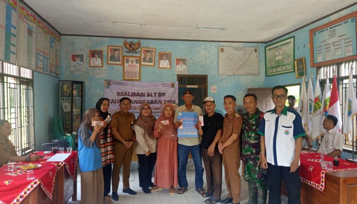 Ringankan Beban Warga, Kades Sukajaya Punduh Salurkan BLT DD Untuk 7 KPM