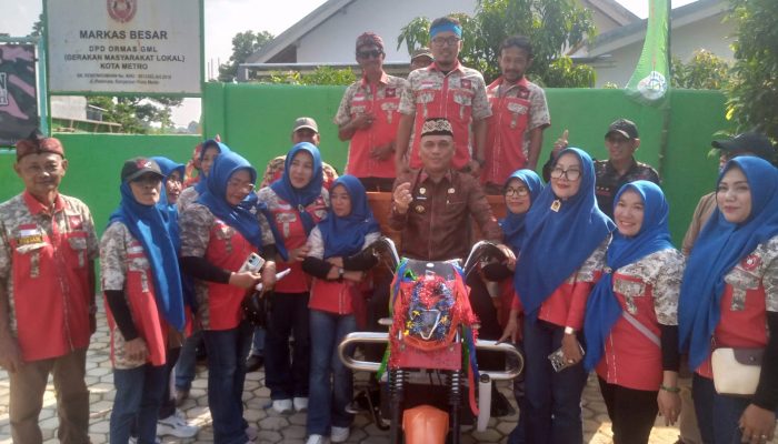 DLH Kota Metro Serahkan Bantuan Satu Unit Bentor pada Yayasan Pesantren Bank Sampah di Kelurahan Banjarsari