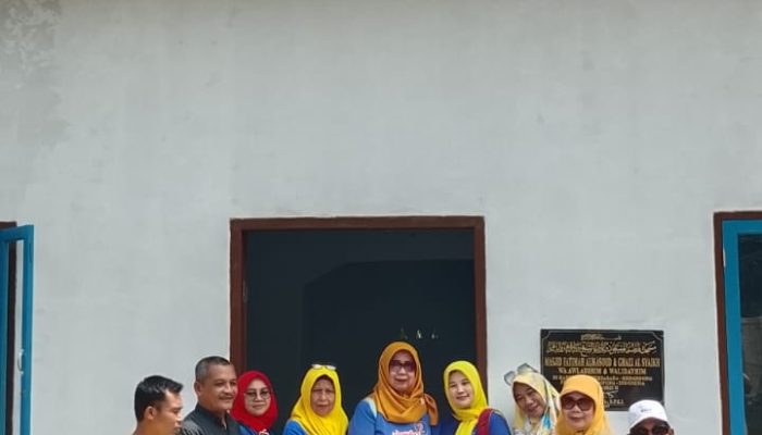 Srikandi Dermawan Pesawaran Salurkan Bantuan Ambal untuk Mushola Fatimah Al-Mas’ud dan Mushola Nurul Yaqin