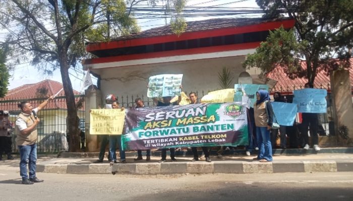 Demo di Kantor IndiHome Lebak, Massa Soroti Kabel Semrawut dan Dugaan Minim Legalitas
