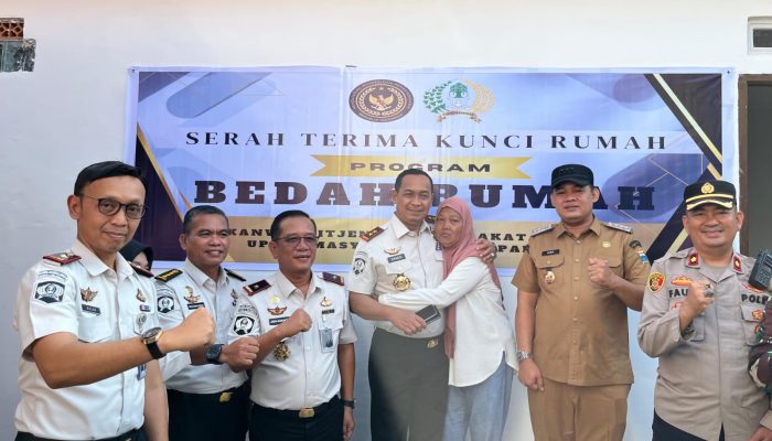 Kakanwil Ditjenpas Sumsel Erwedi Supriyatno Serahkan Kunci Program Bedah Rumah untuk Warga Palembang