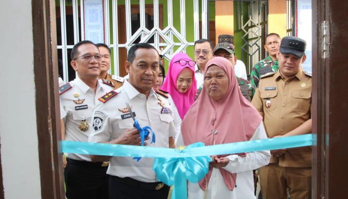 Datangkan Senyum dan Kebanggaan Warga, Kalapas Kelas I Palembang Hadiri Penyerahan Bantuan Bedah Rumah