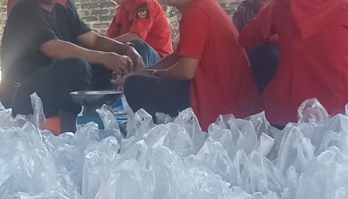 Turun Langsung Bagikan Daging Kurban, Anggota DPRD Pesawaran Fraksi PDIP Julian: Ini Bentuk Pengabdian ke Rakyat