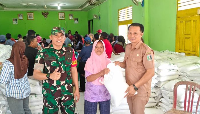 Babinsa Kodim 0429/Lamtim Kawal Pendistribusian Banpang Beras dan Minyak Goreng